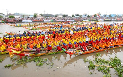 Своеобразная гонка на лодках «Нго» народности Кхмер в провинции Шокчанг - ảnh 1
